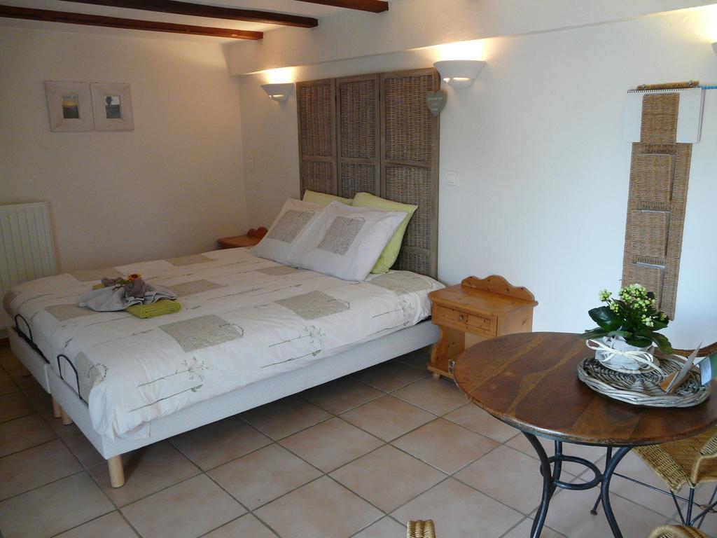 Chambre d'hotes grange de la bastide Laveissière Exterior foto